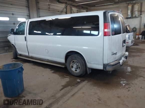 2012 Chevrolet Express Passenger 1LT z VIN 1GAZG1FG6C1160906, wystawiony jako IAAI lot #41293635 z przebiegiem 314 405 mil mil oraz . Historia ofert i sprzedaży dostępna na DreamBid. Obrazek 3.
