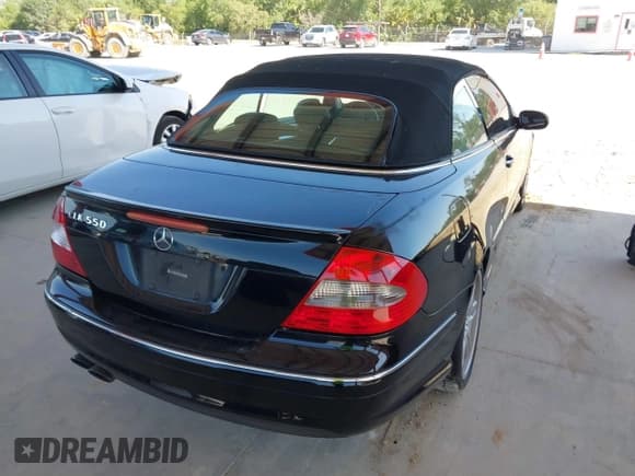 ✅ 2008 Mercedes-Benz CLK 550 • VIN: WDBTK72F58T089686 • Lot: 42295531. Wystawiony na IAAI z przebiegiem 237 733 mil. Bezpłatny archiwum sprzedaży aukcyjnych z USA i szczegółowy raport historii pojazdu na DreamBid. Zdjęcie 4.