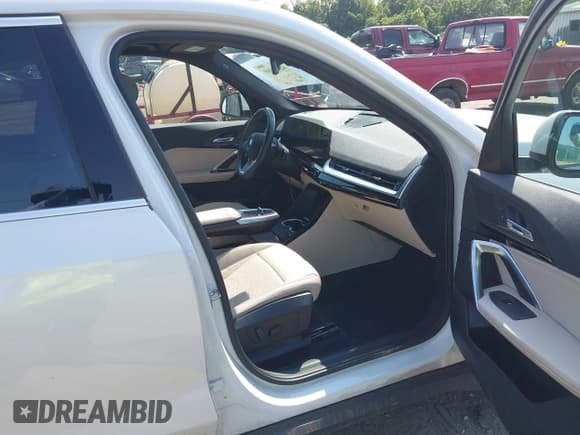 ✅ 2023 BMW X1 xDrive28i • VIN: WBX73EF00P5W02309 • Lot: 42399269. Listed on IAAI with 33,154 mi. Free auction sales archive from the USA and detailed vehicle history report at DreamBid. Image 5.