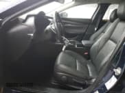 ✅ 2024 Mazda 3 S Select Sport • VIN: 3MZBPABM3RM426914 • Lot: 92472275. Wystawiony na Copart z przebiegiem 29 437 mil. Bezpłatny archiwum sprzedaży aukcyjnych z USA i szczegółowy raport historii pojazdu na DreamBid. Zdjęcie 7.