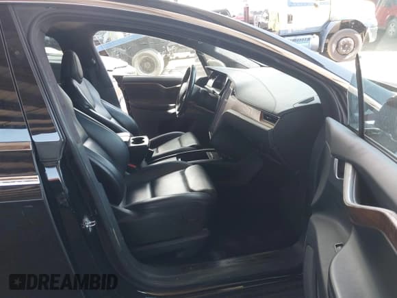 ✅ 2020 Tesla Model X Long Range • VIN: 5YJXCAE25LF229821 • Lot: 43023395. Wystawiony na IAAI z przebiegiem 127 674 mil. Bezpłatny archiwum sprzedaży aukcyjnych z USA i szczegółowy raport historii pojazdu na DreamBid. Zdjęcie 5.