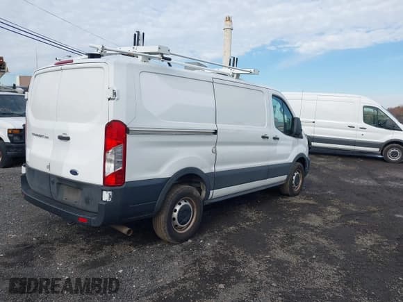 ✅ 2021 Ford Transit Cargo • VIN: 1FTBR1Y85MKA06966 • Lot: 43540742. Wystawiony na IAAI z przebiegiem 111 471 mil. Bezpłatny archiwum sprzedaży aukcyjnych z USA i szczegółowy raport historii pojazdu na DreamBid. Zdjęcie 4.