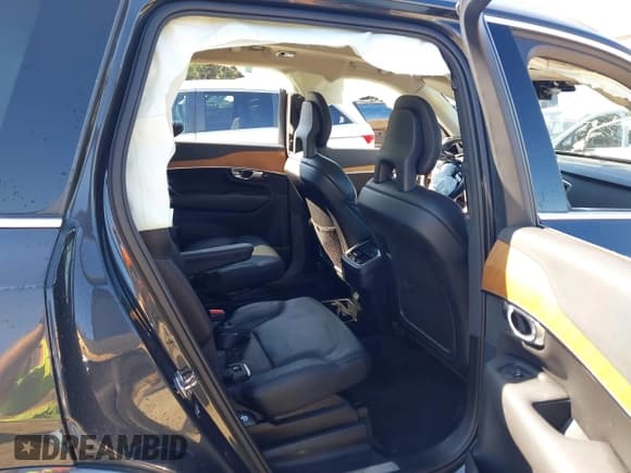 ✅ 2022 Volvo XC90 Momentum • VIN: YV4A221K0N1802153 • Lot: 43078070. Wystawiony na IAAI z przebiegiem 23 631 mil. Bezpłatny archiwum sprzedaży aukcyjnych z USA i szczegółowy raport historii pojazdu na DreamBid. Zdjęcie 8.