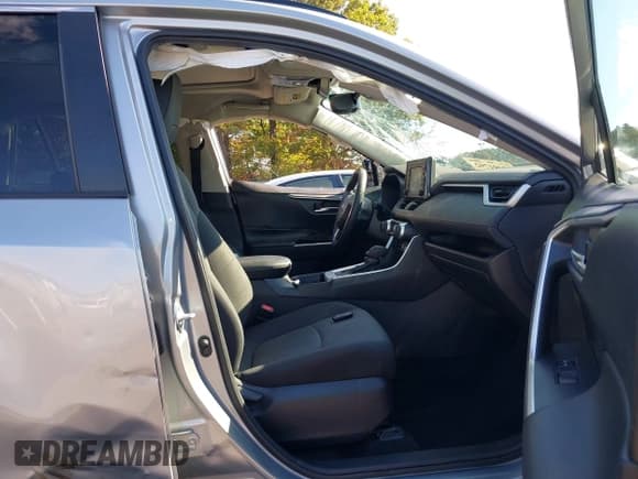 ✅ 2021 Toyota RAV4 XLE • VIN: 2T3P1RFV0MC180036 • Lot: 43491792. Wystawiony na IAAI z przebiegiem 72 243 mil. Bezpłatny archiwum sprzedaży aukcyjnych z USA i szczegółowy raport historii pojazdu na DreamBid. Zdjęcie 5.