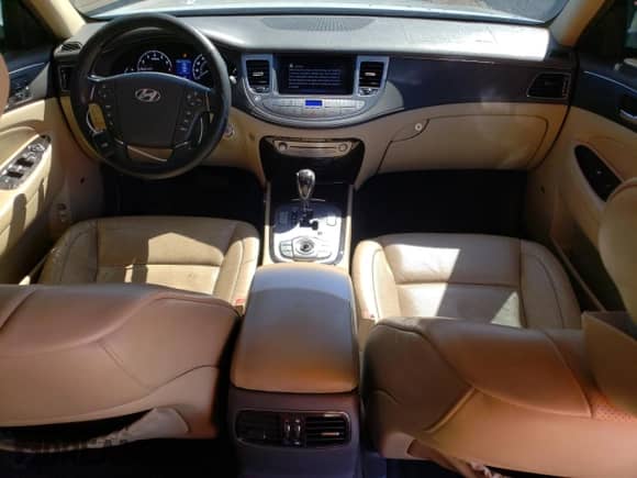 2009 Hyundai Genesis z VIN KMHGC46F79U054812, wystawiony jako Copart lot #73686994 z przebiegiem 105 762 mil mil oraz Nie do naprawy • Non repairable. Historia ofert i sprzedaży dostępna na DreamBid. Obrazek 8.