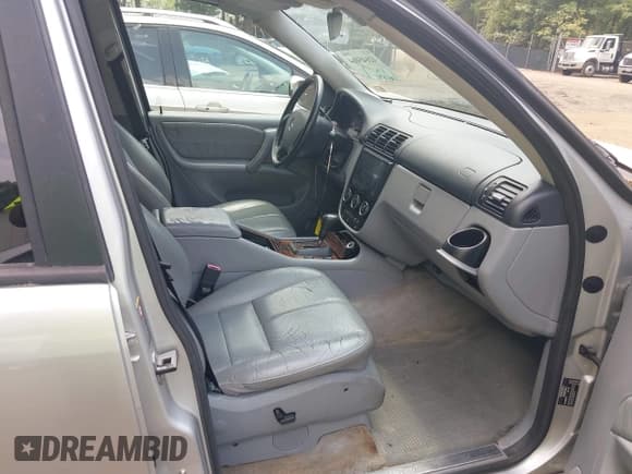 ✅ 2004 Mercedes-Benz M 350 • VIN: 4JGAB57E84A494729 • Lot: 42645064. Listed on IAAI with 181,281 mi. Free auction sales archive from the USA and detailed vehicle history report at DreamBid. Image 5.