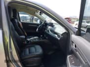 ✅ 2023 Mazda CX-5 S Carbon Edition • VIN: JM3KFBCM0P0137474 • Lot: 42785110. Wystawiony na IAAI z przebiegiem 39 335 mil. Bezpłatny archiwum sprzedaży aukcyjnych z USA i szczegółowy raport historii pojazdu na DreamBid. Zdjęcie 5.