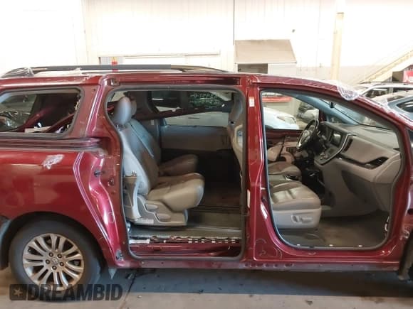 ✅ 2016 Toyota Sienna XLE • VIN: 5TDYK3DCXGS697980 • Lot: 41500895. Listed on IAAI with 94,750 mi. Free auction sales archive from the USA and detailed vehicle history report at DreamBid. Image 18.