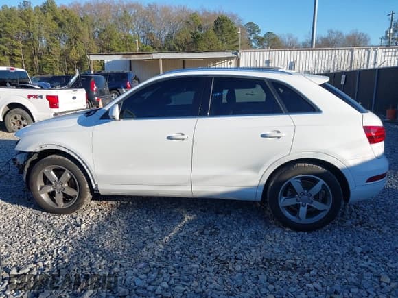 ✅ 2015 Audi Q3 Premium Plus • VIN: WA1BFCFS9FR002541 • Lot: 41269579. Wystawiony na IAAI z przebiegiem 119 698 mil. Bezpłatny archiwum sprzedaży aukcyjnych z USA i szczegółowy raport historii pojazdu na DreamBid. Zdjęcie 15.
