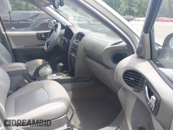 2005 Hyundai Santa Fe GLS z VIN KM8SC73EX5U995981, wystawiony jako IAAI lot #42472107 z przebiegiem 140 419 mil mil oraz . Historia ofert i sprzedaży dostępna na DreamBid. Obrazek 5.