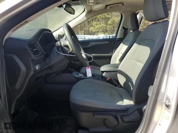 ✅ 2020 Ford Escape S • VIN: 1FMCU0F64LUA05739 • Lot: 92327975. Wystawiony na Copart z przebiegiem 84 423 mil. Bezpłatny archiwum sprzedaży aukcyjnych z USA i szczegółowy raport historii pojazdu na DreamBid. Zdjęcie 7.