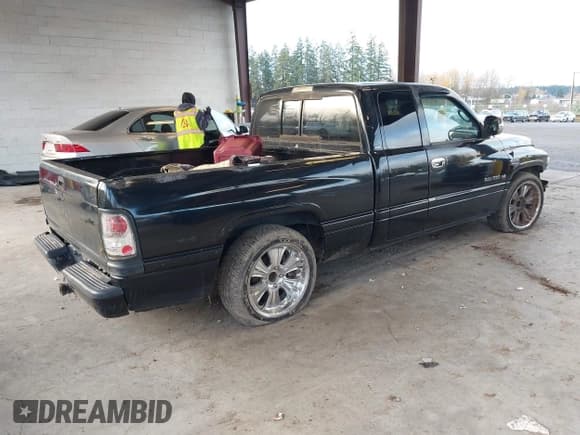 ✅ 2001 Dodge 1500 • VIN: 3B7HC13Y11M541932 • Lot: 43795281. Listed on IAAI with 208,984 mi. Free auction sales archive from the USA and detailed vehicle history report at DreamBid. Image 4.