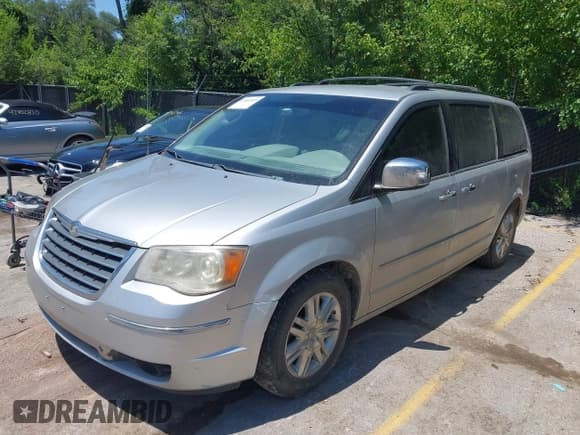 ✅ 2010 Chrysler Town & Country Limited • VIN: 2A4RR7DX3AR381289 • Lot: 42649099. Wystawiony na IAAI z przebiegiem 248 071 mil. Bezpłatny archiwum sprzedaży aukcyjnych z USA i szczegółowy raport historii pojazdu na DreamBid. Zdjęcie 2.
