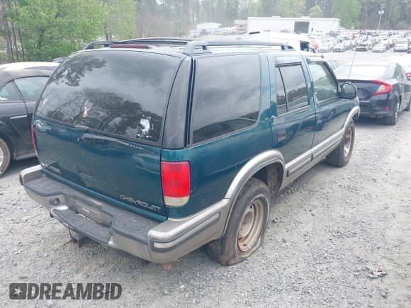 ✅ 1998 Chevrolet Blazer LS • VIN: 1GNCS13W4W2214149 • Lot: 41960319. Wystawiony na IAAI z przebiegiem 180 251 mil. Bezpłatny archiwum sprzedaży aukcyjnych z USA i szczegółowy raport historii pojazdu na DreamBid. Zdjęcie 4.