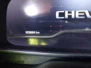 ✅ 2023 Chevrolet Suburban Premier • VIN: 1GNSKFKD5PR334706 • Lot: 43280982. Wystawiony na IAAI z przebiegiem 76 977 mil. Bezpłatny archiwum sprzedaży aukcyjnych z USA i szczegółowy raport historii pojazdu na DreamBid. Zdjęcie 16.