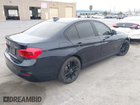 ✅ 2017 BMW 3 Series 320i • VIN: WBA8A9C38HK864754 • Lot: 42041108. Wystawiony na IAAI z przebiegiem 70 779 mil. Bezpłatny archiwum sprzedaży aukcyjnych z USA i szczegółowy raport historii pojazdu na DreamBid. Zdjęcie 4.