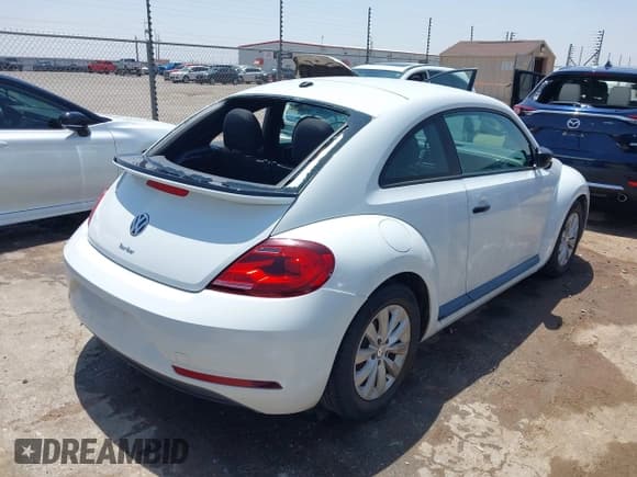 ✅ 2018 Volkswagen Beetle S • VIN: 3VWFD7AT0JM709426 • Lot: 42503211. Wystawiony na IAAI z przebiegiem 87 778 mil. Bezpłatny archiwum sprzedaży aukcyjnych z USA i szczegółowy raport historii pojazdu na DreamBid. Zdjęcie 4.