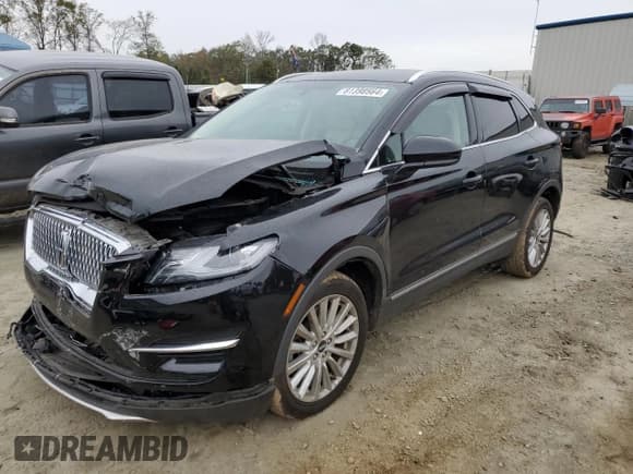 ✅ 2019 Lincoln MKC Standard • VIN: 5LMCJ1D98KUL37318 • Lot: 81398564. Wystawiony na Copart z przebiegiem 35 929 mil. Bezpłatny archiwum sprzedaży aukcyjnych z USA i szczegółowy raport historii pojazdu na DreamBid. Zdjęcie 1.