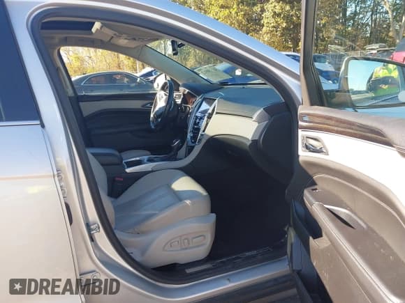 ✅ 2014 Cadillac SRX Luxury Collection • VIN: 3GYFNEE38ES532361 • Lot: 43530512. Listed on IAAI with 112,815 mi. Free auction sales archive from the USA and detailed vehicle history report at DreamBid. Image 5.