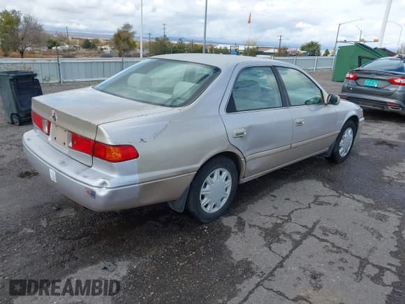 ✅ 2001 Toyota Camry LE • VIN: 4T1BG22K71U119538 • Lot: 43727838. Wystawiony na IAAI z przebiegiem 228 510 mil. Bezpłatny archiwum sprzedaży aukcyjnych z USA i szczegółowy raport historii pojazdu na DreamBid. Zdjęcie 4.