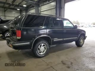 ✅ 1998 Chevrolet Blazer LT • VIN: 1GNDT13W3W2139171 • Lot: 50983195. Wystawiony na Copart z przebiegiem 157 580 mil. Bezpłatny archiwum sprzedaży aukcyjnych z USA i szczegółowy raport historii pojazdu na DreamBid. Zdjęcie 3.