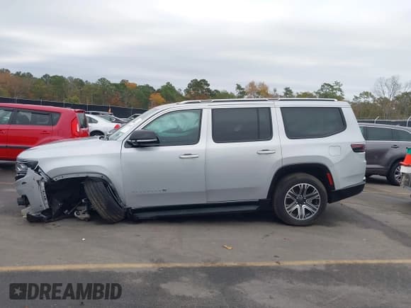 ✅ 2024 Jeep Wagoneer Series II • VIN: 1C4SJUBP5RS116769 • Lot: 40906852. Wystawiony na IAAI z przebiegiem 14 327 mil. Bezpłatny archiwum sprzedaży aukcyjnych z USA i szczegółowy raport historii pojazdu na DreamBid. Zdjęcie 13.