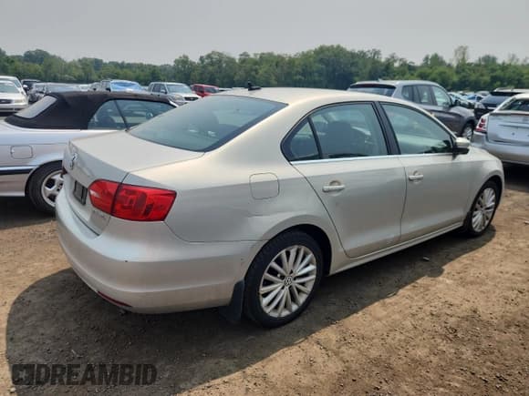 ✅ 2011 Volkswagen Jetta SEL • VIN: 3VWLZ7AJ1BM394320 • Lot: 67528015. Listed on Copart with 225,314 mi. Free auction sales archive from the USA and detailed vehicle history report at DreamBid. Image 3.