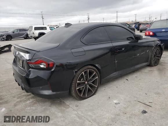 ✅ 2022 BMW 2 Series 230i • VIN: 3MW23CM02N8C63743 • Лот: 49281705. Опубликован ранее на Copart с пробегом 24 043 миль. Бесплатный доступ к архиву аукционных продаж из США и подробный отчёт об истории автомобиля на DreamBid. Изображение 3.