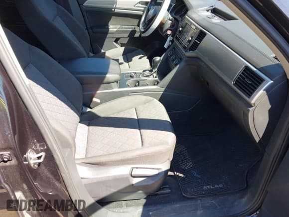 ✅ 2018 Volkswagen Atlas S • VIN: 1V2GR2CA2JC555406 • Lot: 42017719. Wystawiony na IAAI z przebiegiem 129 157 mil. Bezpłatny archiwum sprzedaży aukcyjnych z USA i szczegółowy raport historii pojazdu na DreamBid. Zdjęcie 5.