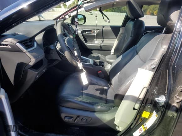 ✅ 2019 Toyota RAV4 XLE • VIN: JTMW1RFV2KD010068 • Lot: 91231345. Listed on Copart with 93,675 mi. Free auction sales archive from the USA and detailed vehicle history report at DreamBid. Image 7.