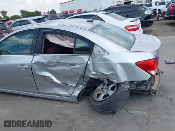 2012 Chevrolet Cruze 1LT z VIN 1G1PF5SC4C7315518, wystawiony jako IAAI lot #43234698 z przebiegiem 123 000 mil mil oraz . Historia ofert i sprzedaży dostępna na DreamBid. Obrazek 6.