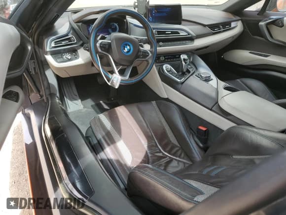 ✅ 2016 BMW i8 • VIN: WBY2Z2C51GV675742 • Лот: 82345595. Опубликован ранее на Copart с пробегом 67 139 миль. Бесплатный доступ к архиву аукционных продаж из США и подробный отчёт об истории автомобиля на DreamBid. Изображение 8.