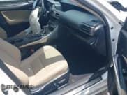 ✅ 2017 Lexus IS 200t • VIN: JTHBA1D25H5053863 • Lot: 42704166. Wystawiony na IAAI z przebiegiem 64 570 mil. Bezpłatny archiwum sprzedaży aukcyjnych z USA i szczegółowy raport historii pojazdu na DreamBid. Zdjęcie 5.