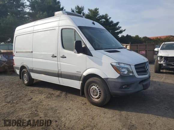 ✅ 2015 Mercedes-Benz Sprinter Cargo • VIN: WD3PE7CCXF5966487 • Lot: 69066224. Wystawiony na Copart z przebiegiem 65 472 mil. Bezpłatny archiwum sprzedaży aukcyjnych z USA i szczegółowy raport historii pojazdu na DreamBid. Zdjęcie 4.