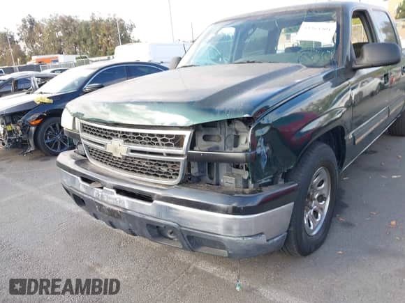 ✅ 2006 Chevrolet Silverado 1500 LS • VIN: 2GCEC13V161225437 • Lot: 43364401. Wystawiony na IAAI z przebiegiem Nie podano mil. Skorzystaj z bezpłatnego archiwum sprzedaży aukcyjnych z USA i zobacz szczegółowy raport historii pojazdu na DreamBid. Zdjęcie 6.