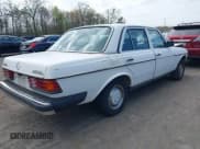 ✅ 1983 Mercedes-Benz 240 • VIN: WDBAB23A6DB379187 • Lot: 42003675. Wystawiony na IAAI z przebiegiem 61 941 mil. Bezpłatny archiwum sprzedaży aukcyjnych z USA i szczegółowy raport historii pojazdu na DreamBid. Zdjęcie 4.
