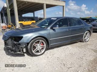 ✅ 2004 Volkswagen Phaeton V8 • VIN: WVWAF63D148006871 • Lot: 64762985. Wystawiony na Copart z przebiegiem 130 172 mil. Bezpłatny archiwum sprzedaży aukcyjnych z USA i szczegółowy raport historii pojazdu na DreamBid. Zdjęcie 1.