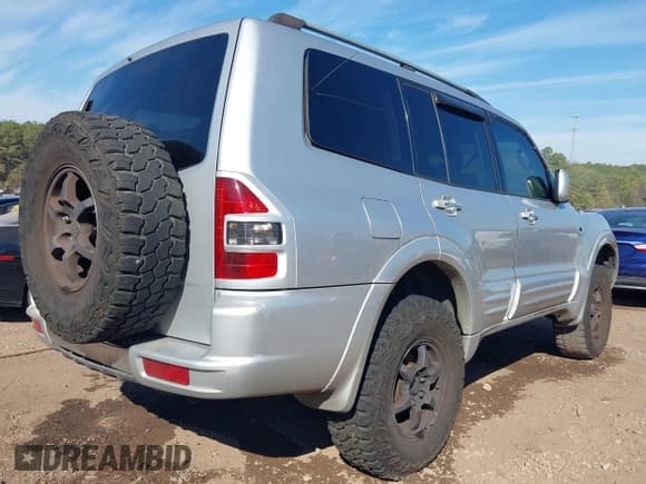 ✅ 2002 Mitsubishi Montero Limited • VIN: JA4MW51R92J002251 • Lot: 43477269. Listed on IAAI with 221,918 mi. Free auction sales archive from the USA and detailed vehicle history report at DreamBid. Image 4.
