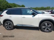 ✅ 2021 Nissan Rogue Platinum • VIN: JN8AT3DD4MW303073 • Lot: 42586108. Wystawiony na IAAI z przebiegiem 58 958 mil. Bezpłatny archiwum sprzedaży aukcyjnych z USA i szczegółowy raport historii pojazdu na DreamBid. Zdjęcie 12.