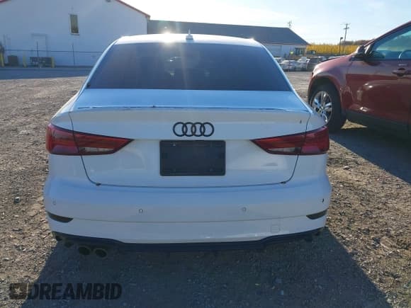 ✅ 2018 Audi A3 Premium Plus • VIN: WAUGUGFF6J1047811 • Lot: 43641528. Wystawiony na IAAI z przebiegiem 145 813 mil. Bezpłatny archiwum sprzedaży aukcyjnych z USA i szczegółowy raport historii pojazdu na DreamBid. Zdjęcie 16.
