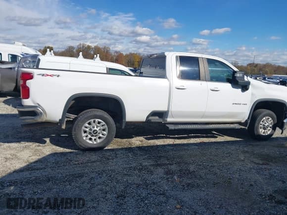 ✅ 2022 Chevrolet Silverado 2500HD LT • VIN: 1GC2YNE73NF102806 • Lot: 43122902. Listed on IAAI with Not provided. Free auction sales archive from the USA and detailed vehicle history report at DreamBid. Image 13.