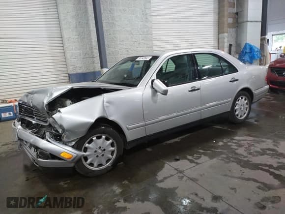 ✅ 1999 Mercedes-Benz E 320 • VIN: WDBJF82H9XX014015 • Лот: 86143734. Опубликован ранее на Copart с пробегом 67 812 миль. Бесплатный доступ к архиву аукционных продаж из США и подробный отчёт об истории автомобиля на DreamBid. Изображение 1.