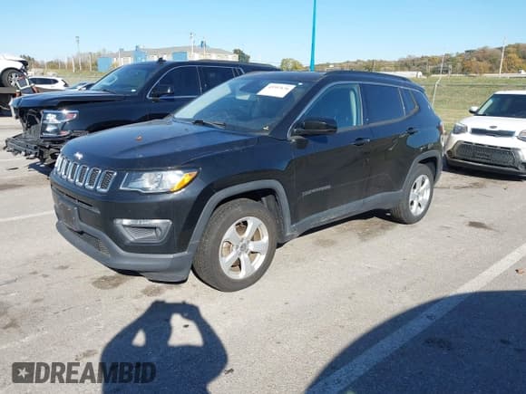 ✅ 2018 Jeep Compass Latitude • VIN: 3C4NJCBB6JT356136 • Lot: 43597676. Wystawiony na IAAI z przebiegiem 109 298 mil. Bezpłatny archiwum sprzedaży aukcyjnych z USA i szczegółowy raport historii pojazdu na DreamBid. Zdjęcie 15.