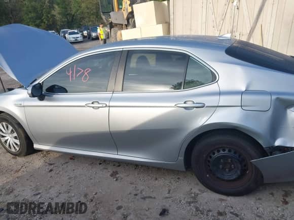 2020 Toyota Camry Hybrid LE z VIN 4T1C31AK0LU524185, wystawiony jako IAAI lot #43334178 z przebiegiem 241 680 mil mil oraz . Historia ofert i sprzedaży dostępna na DreamBid. Obrazek 14.