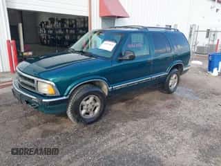 1996 Chevrolet Blazer z VIN 1GNDT13W1T2261507, wystawiony jako IAAI lot #43327033 z przebiegiem 188 609 mil mil oraz . Historia ofert i sprzedaży dostępna na DreamBid. Obrazek 2.