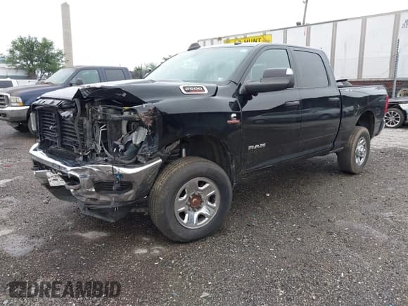 ✅ 2022 Ram 2500 Tradesman • VIN: 3C6UR5CL2NG160885 • Lot: 42700419. Listed on IAAI with 141,380 mi. Free auction sales archive from the USA and detailed vehicle history report at DreamBid. Image 2.