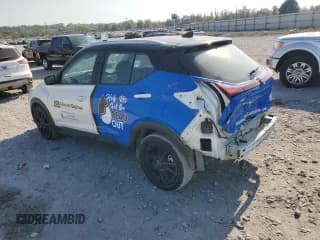 ✅ 2023 Nissan Kicks SV • VIN: 3N1CP5CV5PL495647 • Lot: 85142485. Wystawiony na Copart z przebiegiem 46 486 mil. Bezpłatny archiwum sprzedaży aukcyjnych z USA i szczegółowy raport historii pojazdu na DreamBid. Zdjęcie 2.