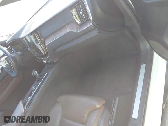 ✅ 2021 Volvo XC60 Inscription • VIN: YV4102RL6M1861466 • Lot: 43706408. Wystawiony na IAAI z przebiegiem 66 038 mil. Bezpłatny archiwum sprzedaży aukcyjnych z USA i szczegółowy raport historii pojazdu na DreamBid. Zdjęcie 5.