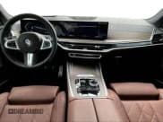 ✅ 2025 BMW X5 xDrive40i • VIN: 5UX23EU08S9Y16832 • Lot: 92845645. Wystawiony na Copart z przebiegiem 14 548 mil. Bezpłatny archiwum sprzedaży aukcyjnych z USA i szczegółowy raport historii pojazdu na DreamBid. Zdjęcie 9.