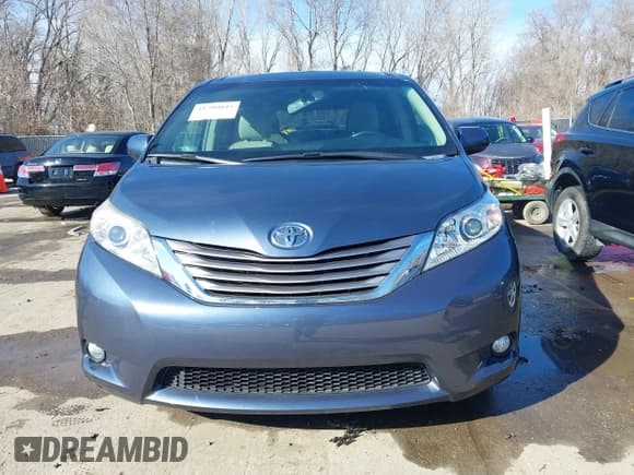 ✅ 2017 Toyota Sienna XLE Auto Access Seat • VIN: 5TDYZ3DCXHS814910 • Lot: 41700845. Listed on IAAI with 110,701 mi. Free auction sales archive from the USA and detailed vehicle history report at DreamBid. Image 12.